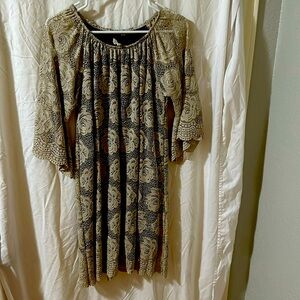 Floral lace dress, fully lined.